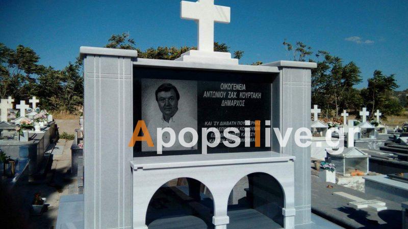Πρώην δήμαρχος έφτιαξε τον τάφο του εν ζωή και έβαλε την φωτογραφία πάνω του!