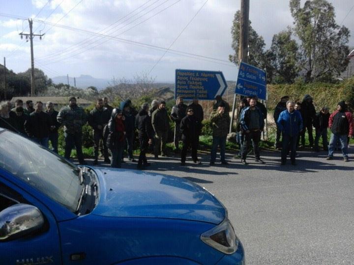 Έστησαν το μπλόκο στις Μάντρες οι αγρότες (φώτο)