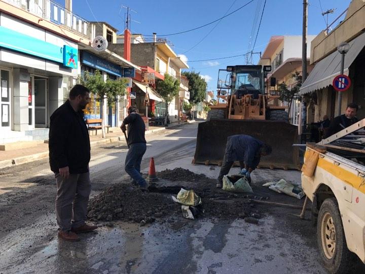 Επιδιόρθωσαν βλάβη και έκλεισαν λακκούβες στον κεντρικό δρόμο των Αγίων Δέκα