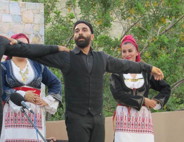 Ένας Λαρισαίος δάσκαλος που χορεύει και διδάσκει Κρητικούς χορούς!