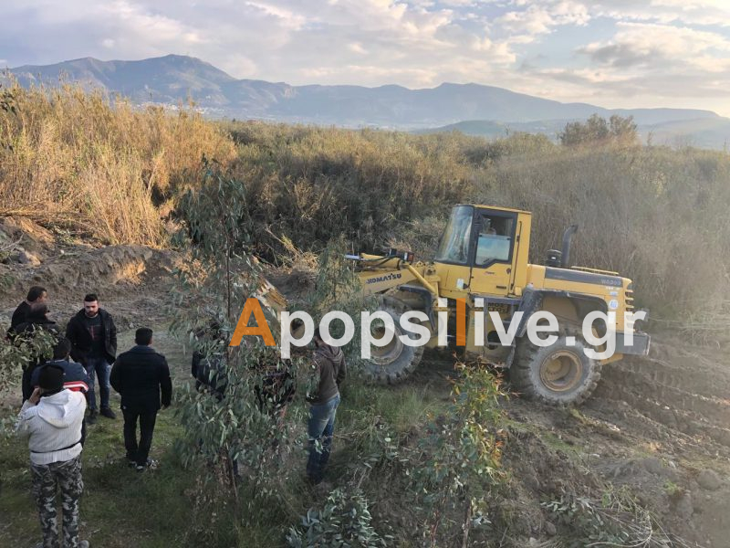 Μηχανήματα επιχειρούν στην κοίτη του Γεροπόταμου για τον εντοπισμό των αγνοουμένων (φωτο)