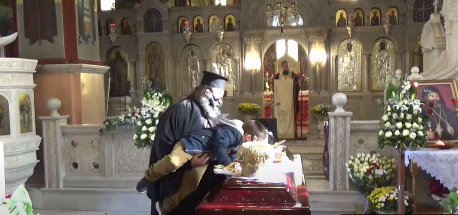 Βίντεο: Ιερέας σηκώνει παιδάκι να φιλήσει τη σορό του Μητροπολίτη Λαγκαδά που πέθανε από κορωνοϊό